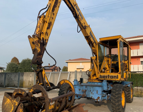 CARICA LETAME BERTANI SEMOVENTE