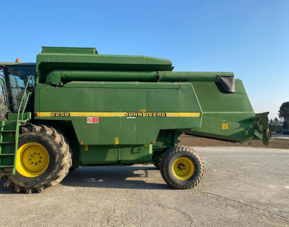 JOHN DEERE 2258